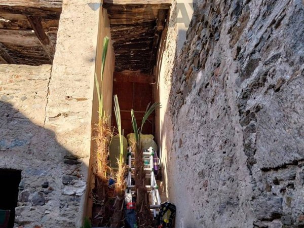casale in vendita a Castelveccana in zona Sarigo
