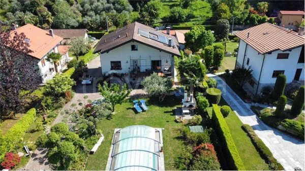 casa indipendente in vendita a Castelveccana in zona Castello