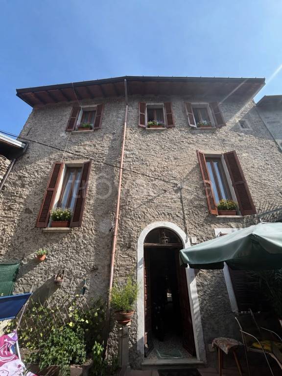 casa indipendente in vendita a Castelveccana in zona Castello
