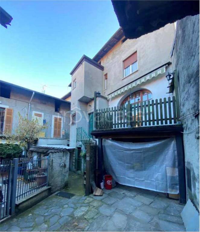 appartamento in vendita a Castelveccana in zona Castello