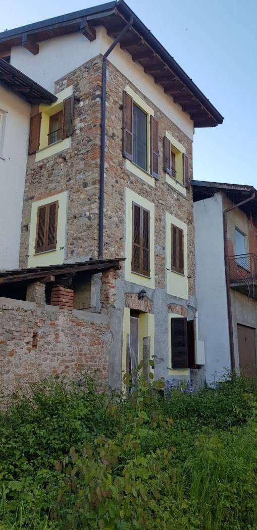 appartamento in vendita a Castronno in zona Sant'Alessandro