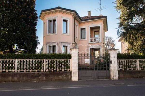 casa indipendente in vendita a Castronno