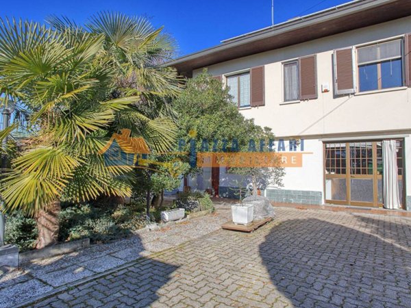 casa indipendente in vendita a Castronno