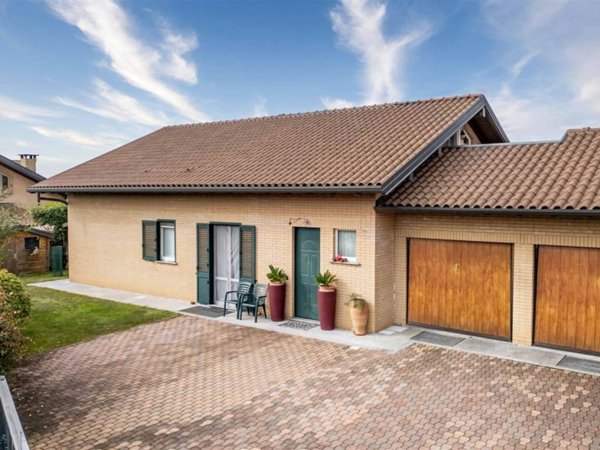 casa indipendente in vendita a Castronno