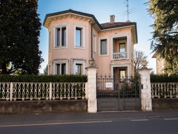 casa indipendente in vendita a Castronno