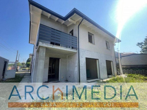 casa indipendente in vendita a Castronno