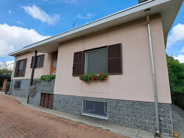 casa indipendente in vendita a Castronno