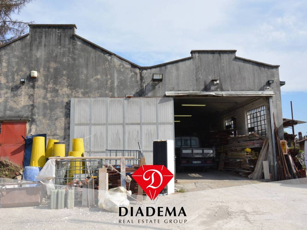 locale commerciale in vendita a Castronno in zona Cascine Maggio