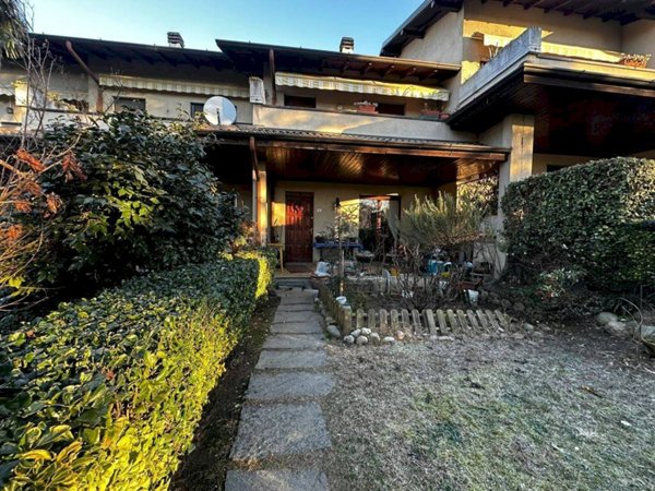 casa indipendente in vendita a Castronno