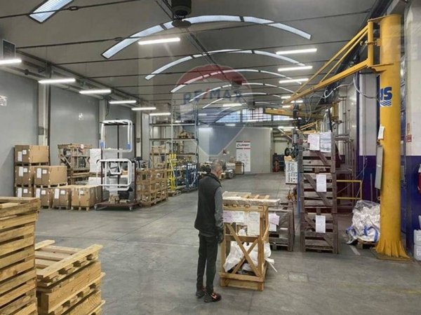 locale commerciale in vendita a Castronno