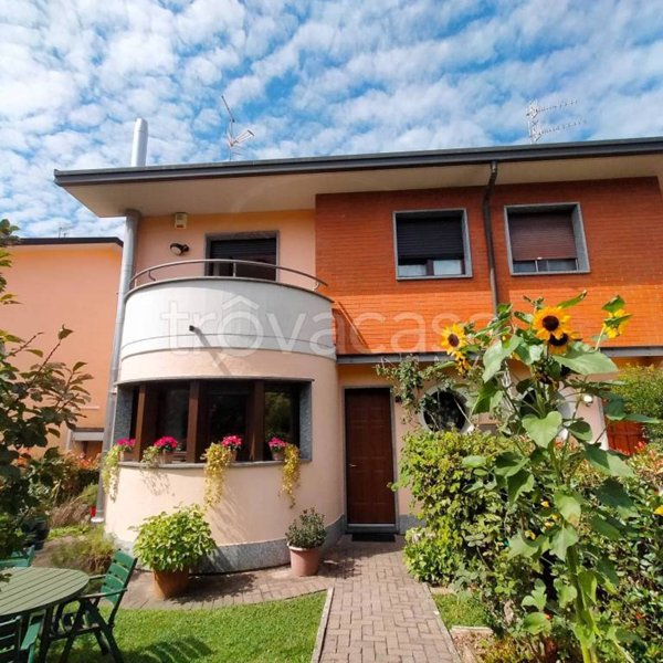 casa indipendente in vendita a Castronno