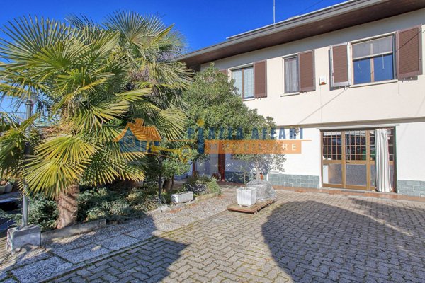 casa indipendente in vendita a Castronno