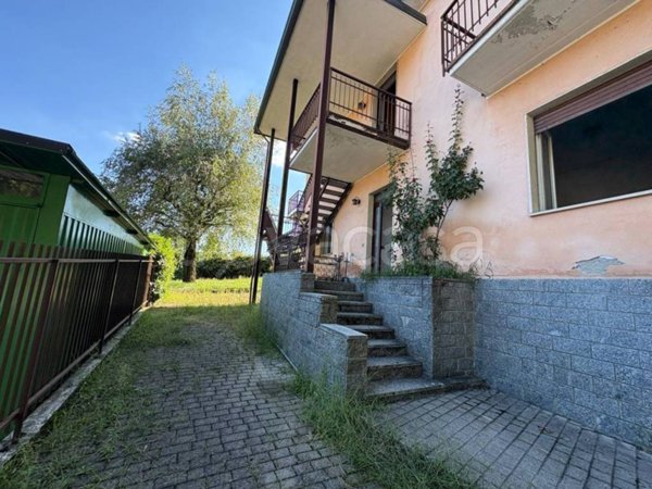 casa indipendente in vendita a Castronno