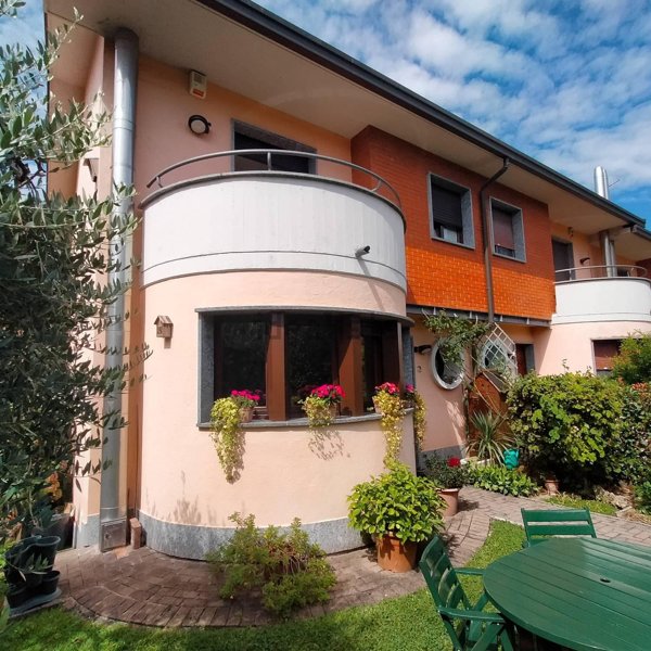 casa indipendente in vendita a Castronno