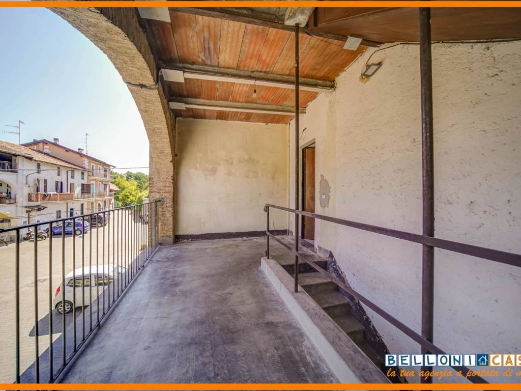 appartamento in vendita a Castronno in zona Cascine Maggio