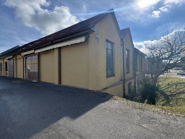 locale commerciale in vendita a Castronno