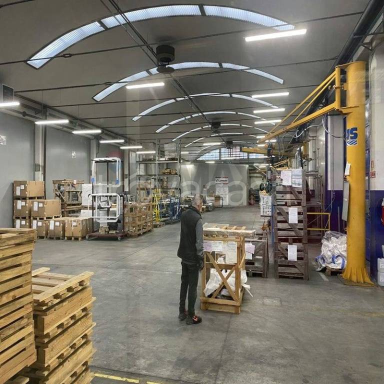 locale commerciale in vendita a Castronno