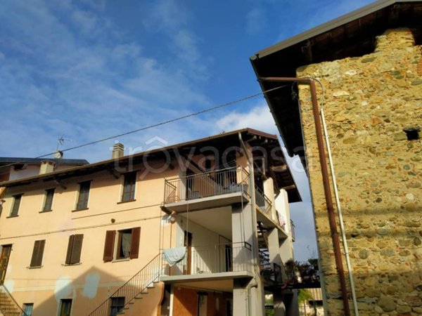 appartamento in vendita a Castronno in zona Sant'Alessandro