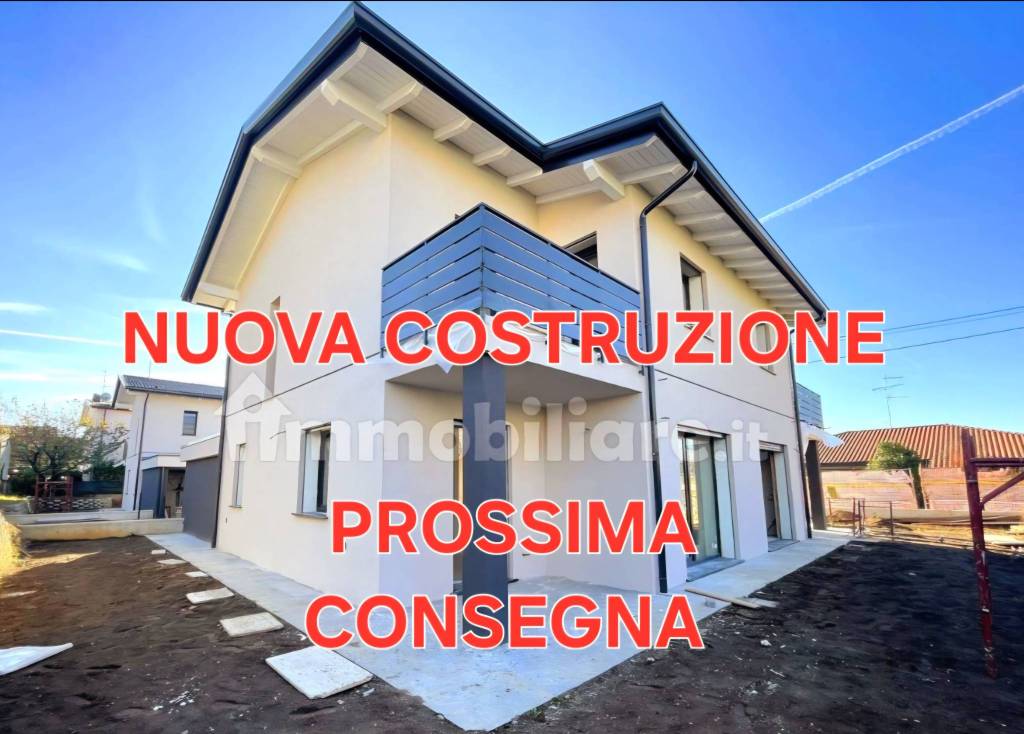 casa indipendente in vendita a Castronno