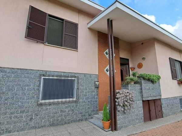 casa indipendente in vendita a Castronno