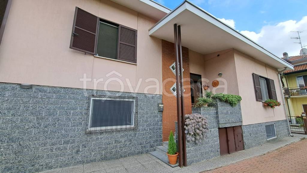 casa indipendente in vendita a Castronno