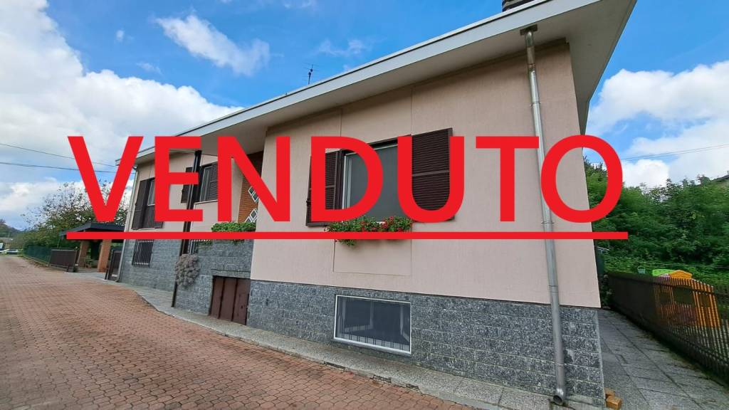 casa indipendente in vendita a Castronno