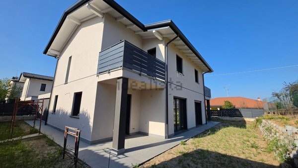 casa indipendente in vendita a Castronno
