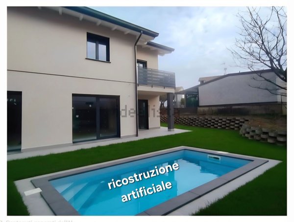 casa indipendente in vendita a Castronno