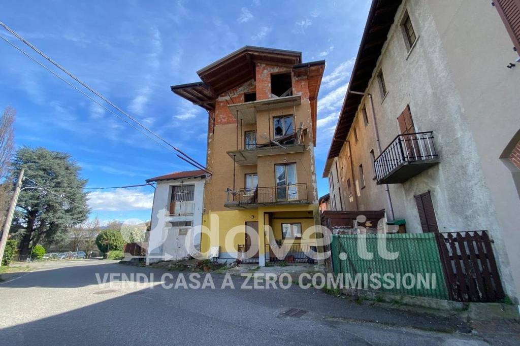 appartamento in vendita a Castronno in zona Cascine Maggio