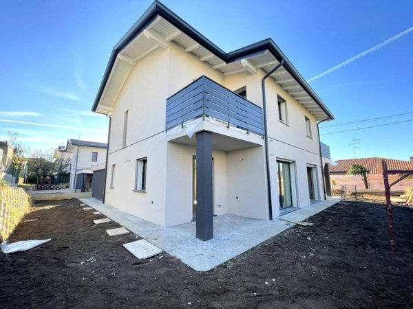casa indipendente in vendita a Castronno