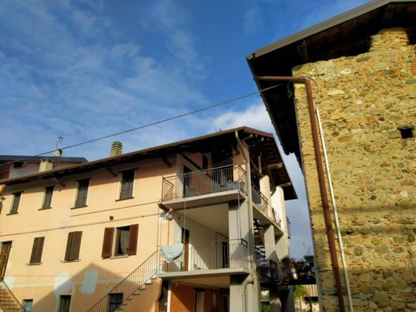 appartamento in vendita a Castronno in zona Sant'Alessandro