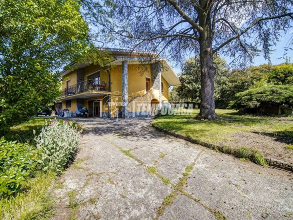 casa indipendente in vendita a Castronno