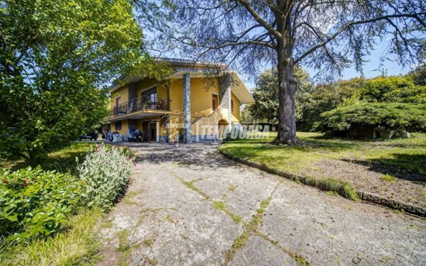 casa indipendente in vendita a Castronno in zona Cascine Maggio