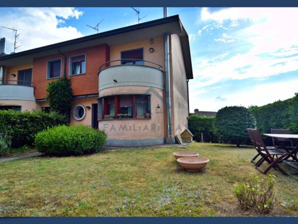 casa indipendente in vendita a Castronno