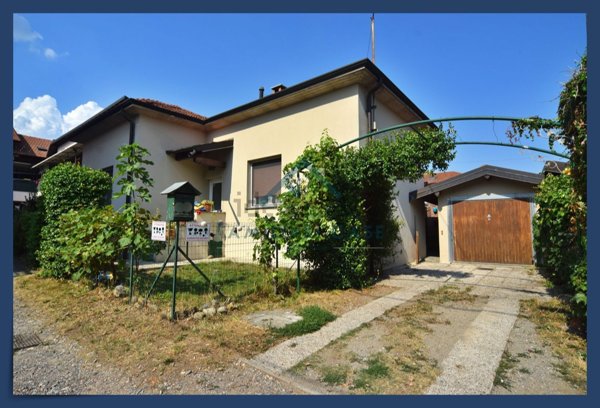 casa indipendente in vendita a Castronno in zona Sant'Alessandro
