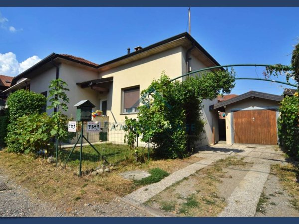 casa indipendente in vendita a Castronno in zona Sant'Alessandro