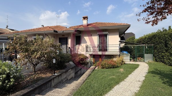 casa indipendente in vendita a Castronno