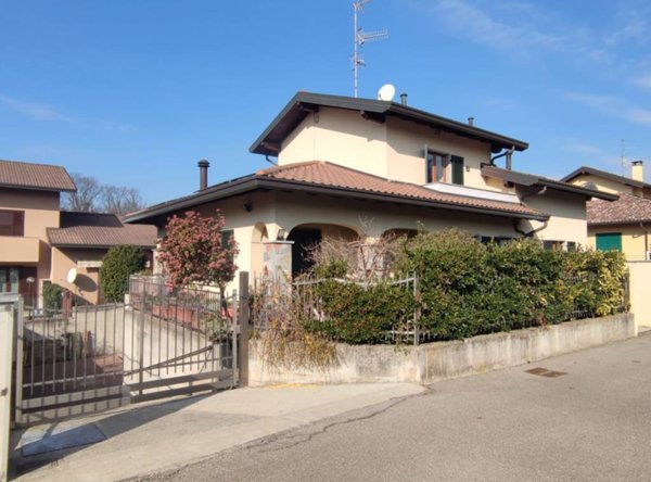 casa indipendente in vendita a Cavaria con Premezzo