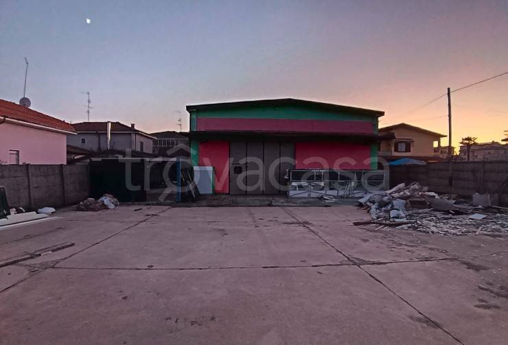 negozio in vendita a Cavaria con Premezzo