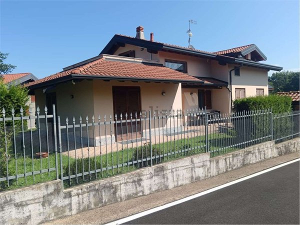 casa indipendente in vendita a Cazzago Brabbia