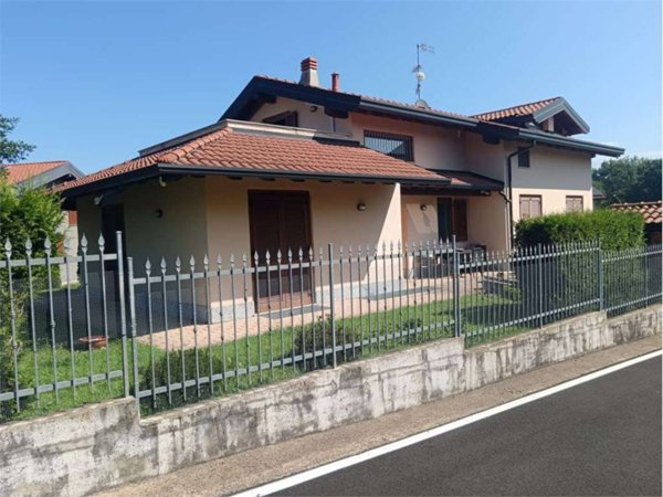 casa indipendente in vendita a Cazzago Brabbia