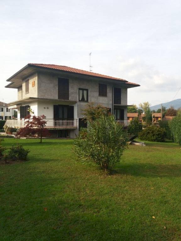 casa indipendente in vendita a Cazzago Brabbia