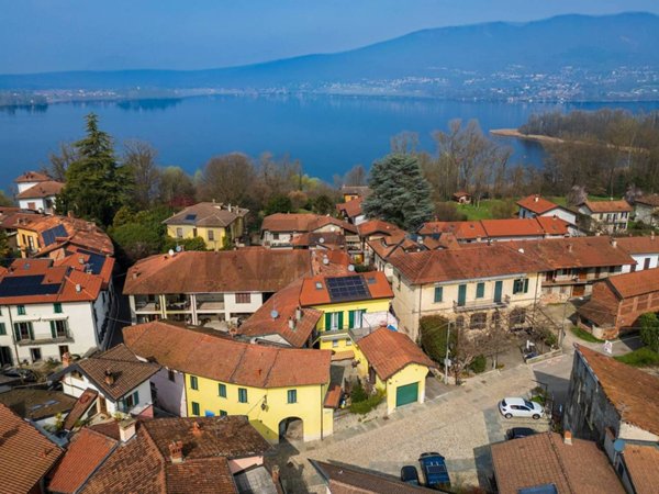 appartamento in vendita a Cazzago Brabbia