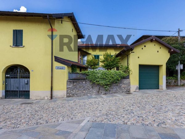 appartamento in vendita a Cazzago Brabbia