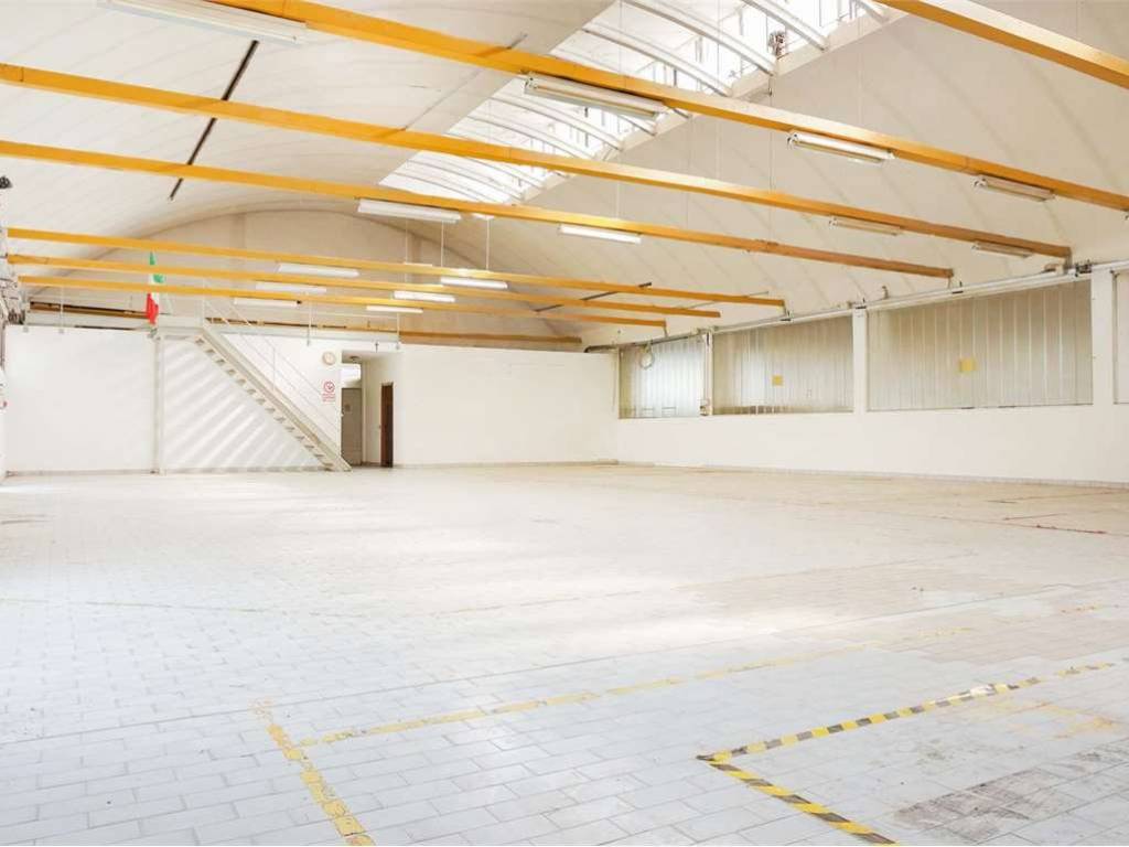 locale commerciale in vendita a Cislago