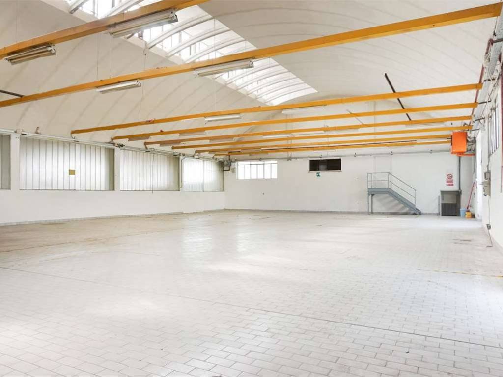 locale commerciale in vendita a Cislago
