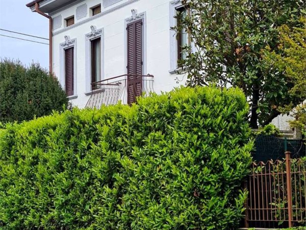 casa indipendente in vendita a Cislago