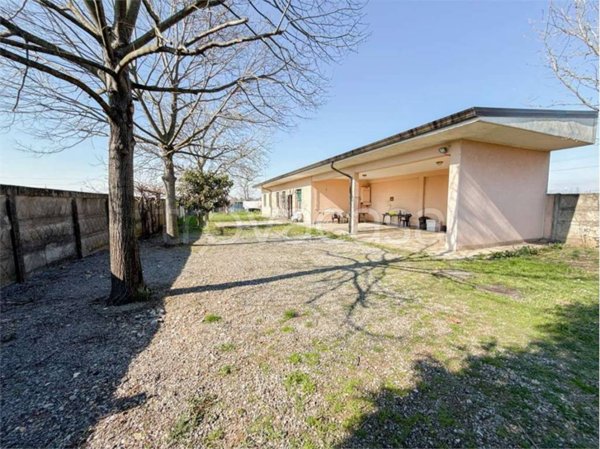 casa indipendente in vendita a Cislago in zona Massina