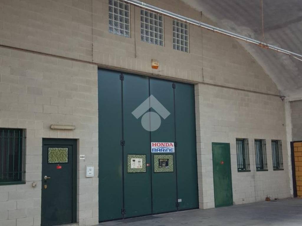 locale commerciale in vendita a Cislago