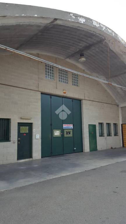 locale commerciale in vendita a Cislago